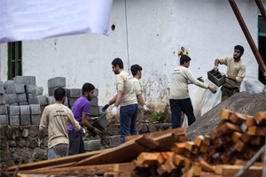 نوازش دست مهروزی جهادگران سازندگی بر سر روستاییان و نیازمندان مناطق محروم
