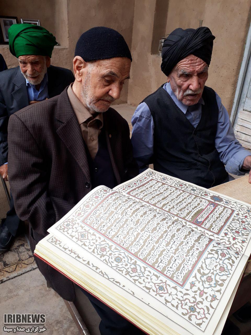 زنده شدن خاطرات قدیمی در دورهمی نخستین دانش اموزان بافقی+تصاویر