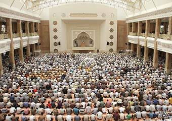 ملت ایران با دشمنی دشمنان مبارزه میکند