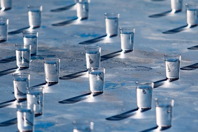 نمایش بحران آب با لیوان ها در حوض خالی از آب نمایش بحران آب با لیوان ها در حوض خالی از آب