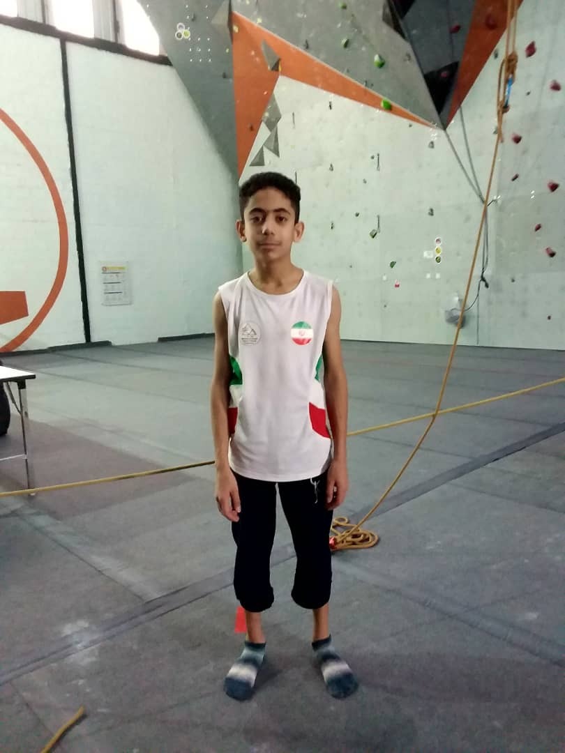 نشان نقره سنگ نوردی نونهالان آسیا بر گردن ورزشکار شیروانی