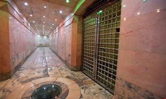 مشاركت هنرمندان صنايع دستي در ساخت پنجره&zwnj;هاي سرداب غيبت امام زمان(عج)