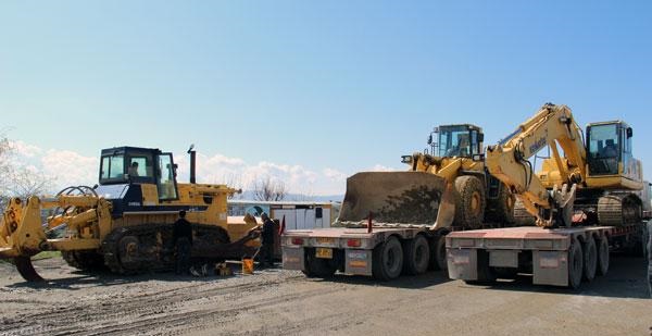 ماشین آلات بنیاد مسکن در راه مناطق سیل زده سیستان وبلوچستان