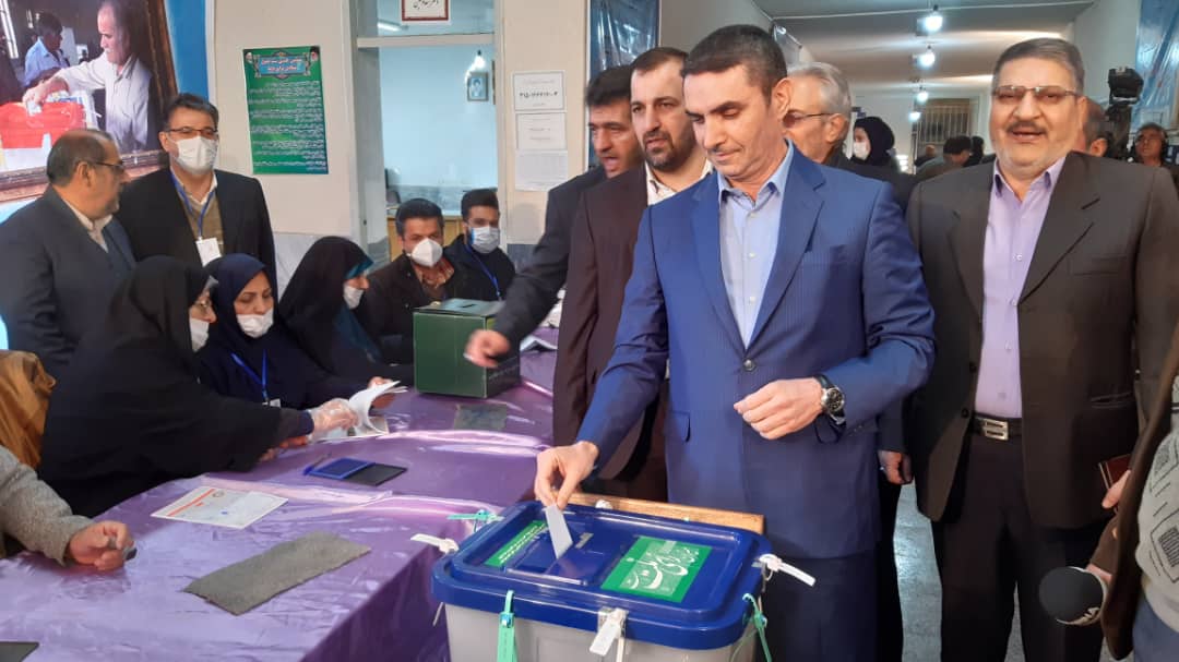 استاندار مرکزی رای خود را به صندوق انداخت