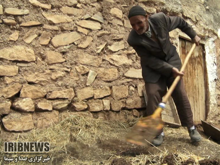 گوژ پشت خمیده با قدم های سخت