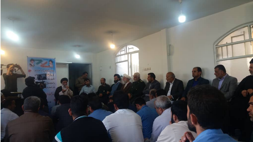 بیعت جمعی از بسیجان و مردم باغملک با نماینده ولی فقیه در خوزستان بیعت جمعی از بسیجان و مردم باغملک با نماینده ولی فقیه در خوزستان