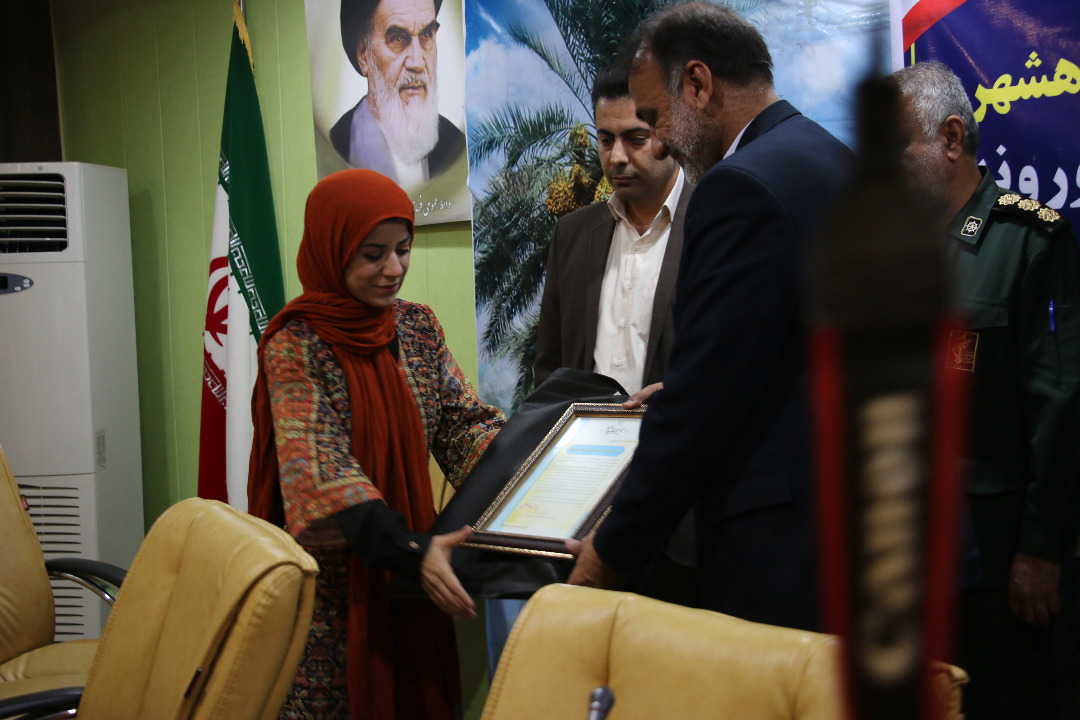 تجلیل از فاطمه عبادی هنرمند ماهشهری تجلیل از فاطمه عبادی هنرمند ماهشهری