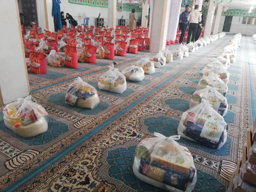 توزیع بسته&zwnj;های غذایی بین آسیب دیدگان کرونا