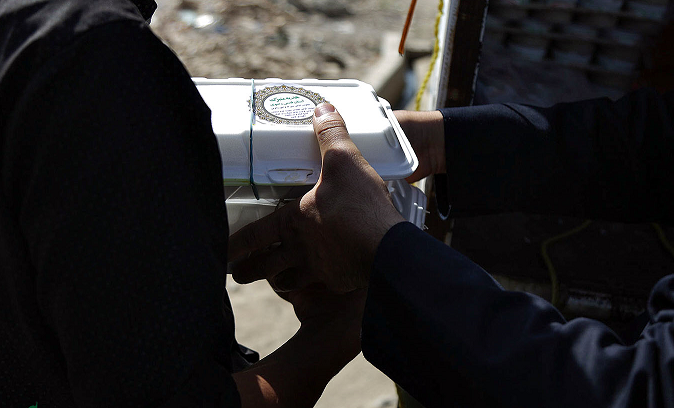 توزیع ۱۰ هزار پرس غذای متبرک در میان هیئات حاشیه شهر مشهد