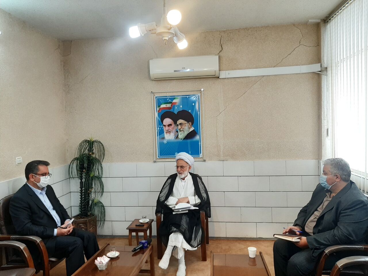 نهضت خمینی احیاگر اسلام و ارزشهای انسانی است نهضت خمینی احیاگر اسلام و ارزشهای انسانی است