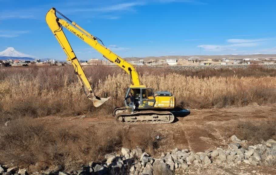 آغاز عملیات لایروبی رود خانه زنگمار پلدشت 