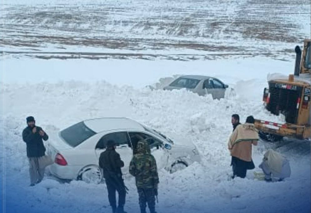 بارش برف سنگین و مسدود شدن جاده‌های مناطق سردسیر افغانستان