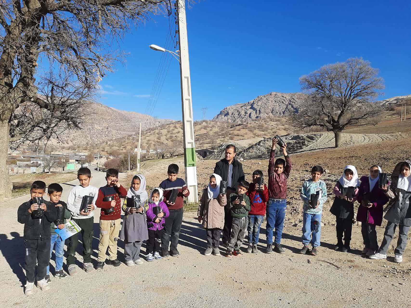 آشنایی دانش آموزان مناطق جنگلی چهارمحال و بختیاری با کاشت درختان