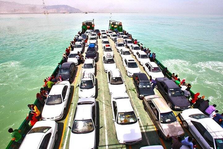 پهلودهی کشتی حامل ۱۵۰۰ خودرو در بندر شهید رجایی