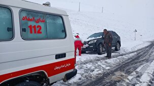 کمک هلال احمر به گرفتاران در برف و کولاک