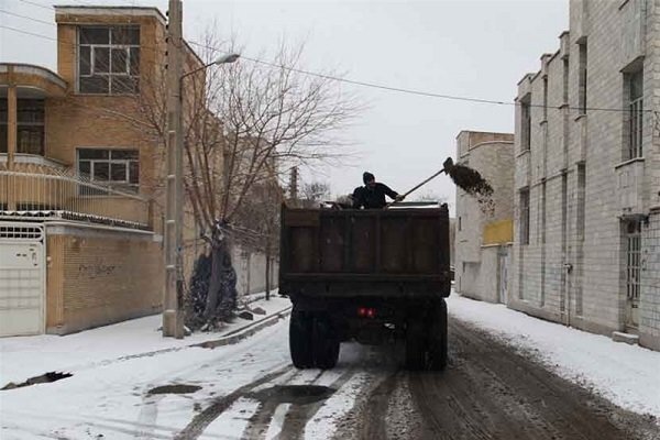 در پی بارش برف معابر بجنورد شن و نمک پاشی شد