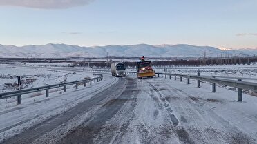 یخبندان و کولاک در محور‌های مواصلاتی استان/ از سفر‌های غیرضروری خودداری کنید