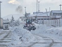 تلاش شبانه روزی راهداران برای باز نگه داشتن راه‌های ارتباطی آذربایجان غربی