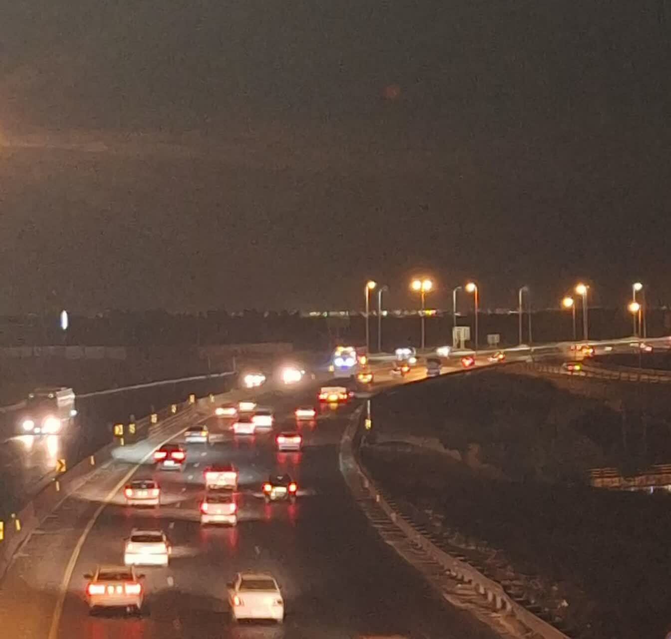 ترافیک پرحجم در محورهای آزادراهی استان؛ بارش پراکنده و لغزندگی مسیرها ترافیک پرحجم در محورهای آزادراهی استان؛ بارش پراکنده و لغزندگی مسیرها