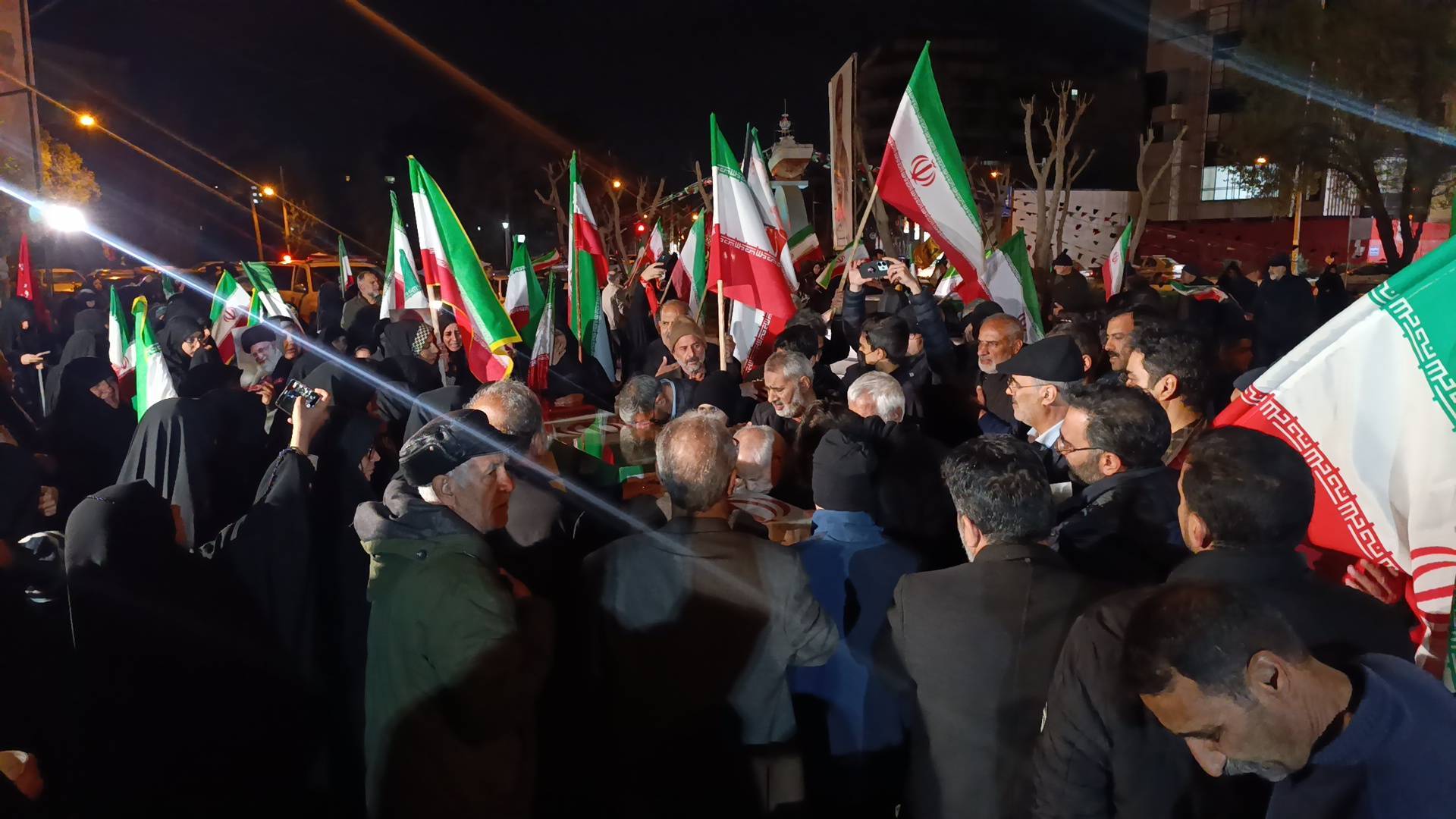 گرامیداشت شهدای ناوشکن در میدان شهدای نیروی دریایی اصفهان