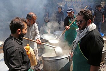 طبخ و توزیع ۷۲ دیگ غذای نذری در بجنورد