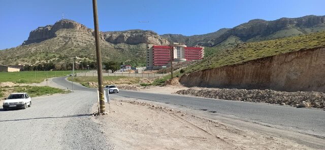 جاده دسترسی بیمارستان رازی ایلام همچنان در تاریکی جاده دسترسی بیمارستان رازی ایلام همچنان در تاریکی