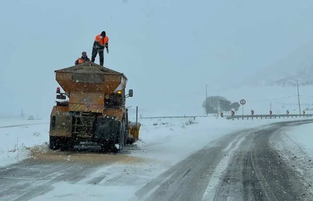 آمادهباش کامل ستاد برفروبی رودهن آمادهباش کامل ستاد برفروبی رودهن