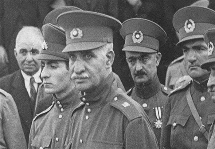 خنجر استبداد بر گلوی ایران؛ روایتی از ۲۲ آذر سالروز واگذاری سلطنت به رضاخان خنجر استبداد بر گلوی ایران؛ روایتی از ۲۲ آذر سالروز واگذاری سلطنت به رضاخان