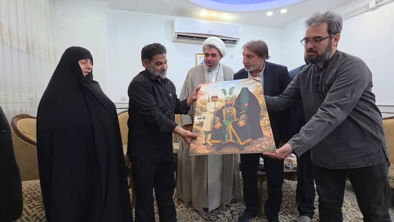 دیدار جمعی از هنرمندان قم با خانواده شهید محمد احمدیان فردویی دیدار جمعی از هنرمندان قم با خانواده شهید محمد احمدیان فردویی