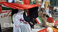 ازدواج دو زوج خرمشهری سلاح به دست در میان راهپیمایی شبانه