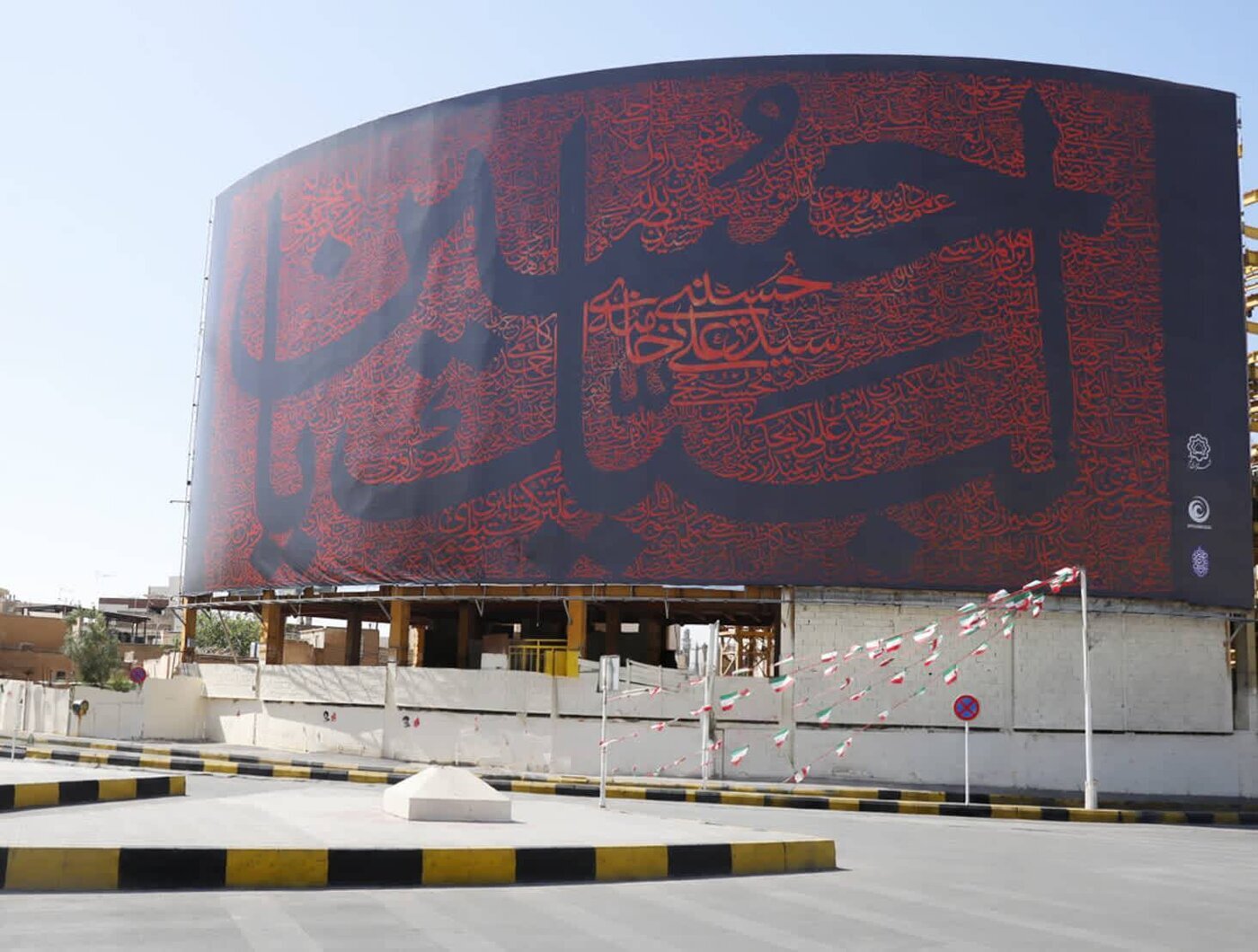 نصب سومین دیوارنگاره بزرگ کشور در قم نصب سومین دیوارنگاره بزرگ کشور در قم