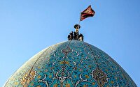 اهتزار پرچم عزای ابا عبدالله بر فراز گنبد فیروزه‌ای شاهچراغ