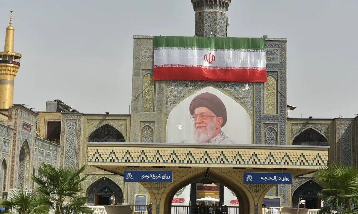 نصب چهار دیوارنگاره مفهومی به مناسبت آیین تدفین رهبر شهید در حرم رضوی