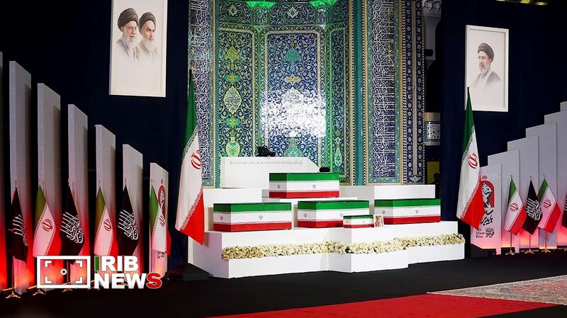 وداع آیتالله موحدی کرمانی با پیکر مطهر امام شهید وداع آیتالله موحدی کرمانی با پیکر مطهر امام شهید