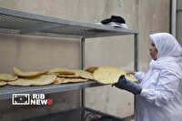 پخت ۶ هزار قرص نان به همت بانوان خانواده شهدا برای زائران آقای شهید ایران در مشهد