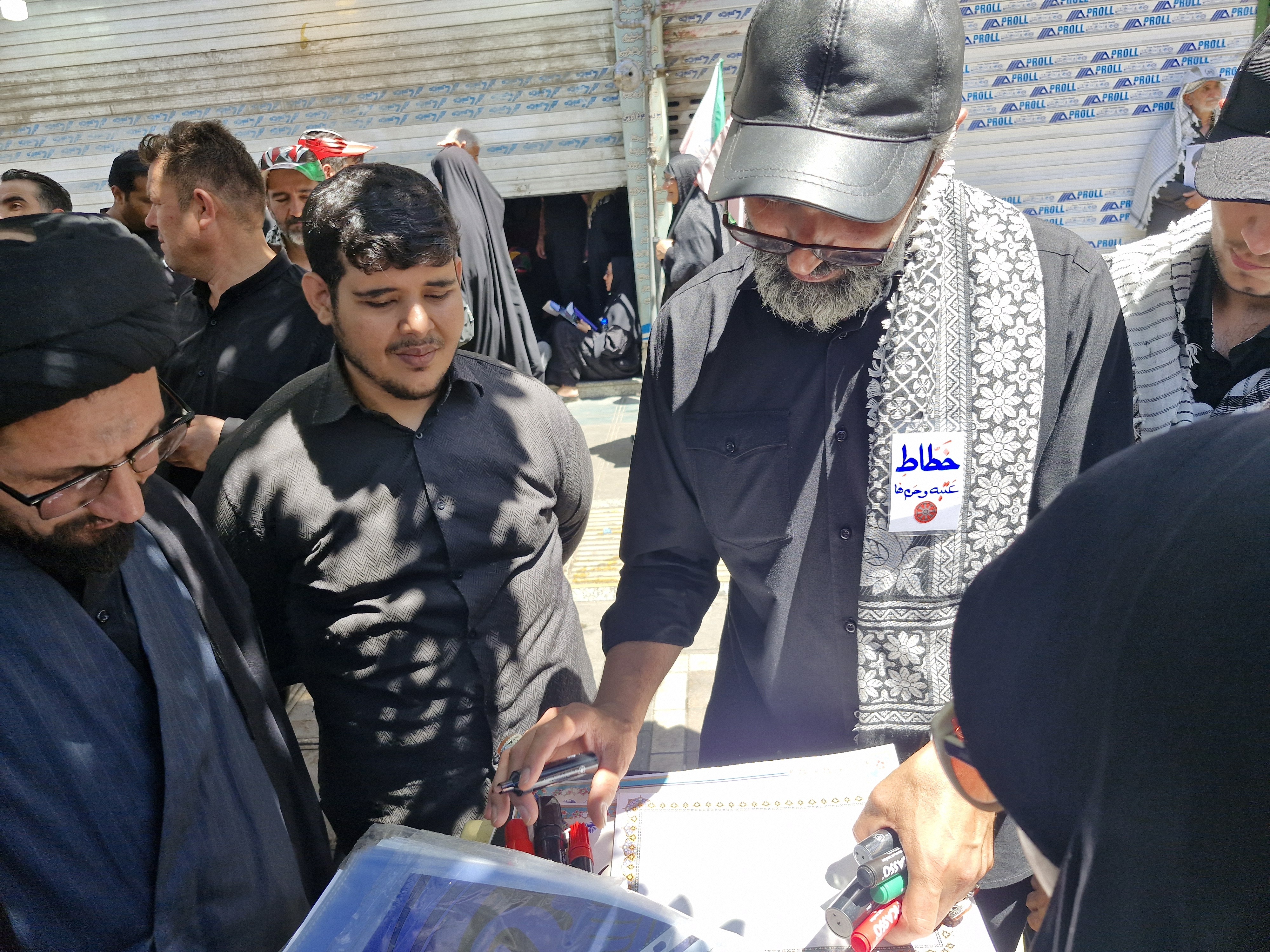 تا تکمیل این گزارش لطفا کار نشود //حماسه‌ی گمنامان در مسیر بهشت؛ روایت خادمان بی‌نام‌ونشان در بدرقه‌ی رهبر شهید