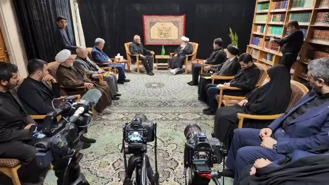 اخلاص، تدبیر و توسل به امام عصر(عج) راهگشای مشکلات کشور است اخلاص، تدبیر و توسل به امام عصر(عج) راهگشای مشکلات کشور است