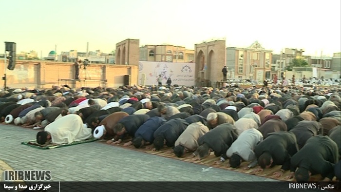 نماز عید سعید فطر به امامت نماینده ولی فقیه در استان اردبیل در پیاده راه شهیدگاه اردبیل